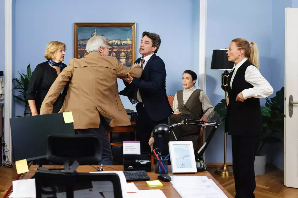 <p>Nekonečný seriál Ulice sleduje dramatické osudy několika rodin žijících v sousedství</p>
