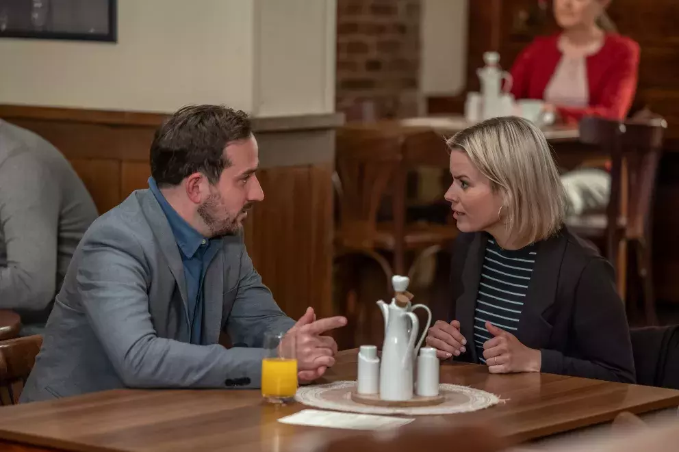 <p>Nekonečný seriál Ulice sleduje dramatické příběhy několika rodin v sousedství</p>
