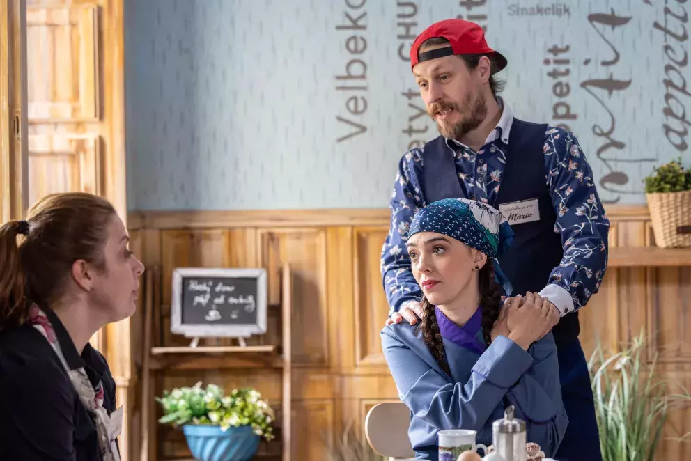 <p>Nekonečný seriál Ulice sleduje dramatické příběhy několika rodin v sousedství</p>
