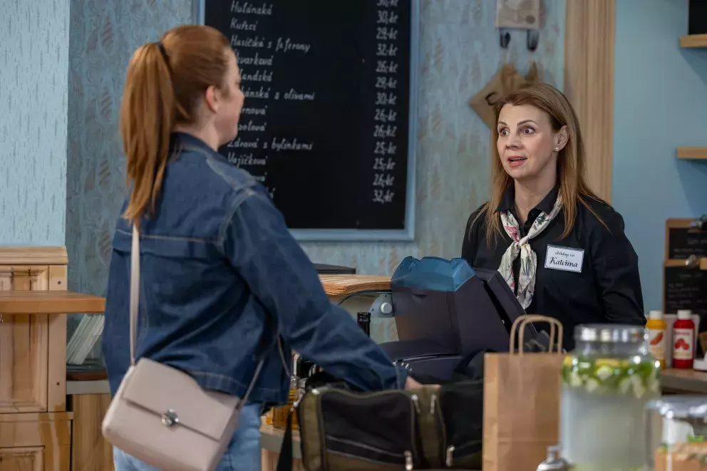 <p>Nekonečný seriál Ulice sleduje dramatické příběhy několika rodin v sousedství</p>
