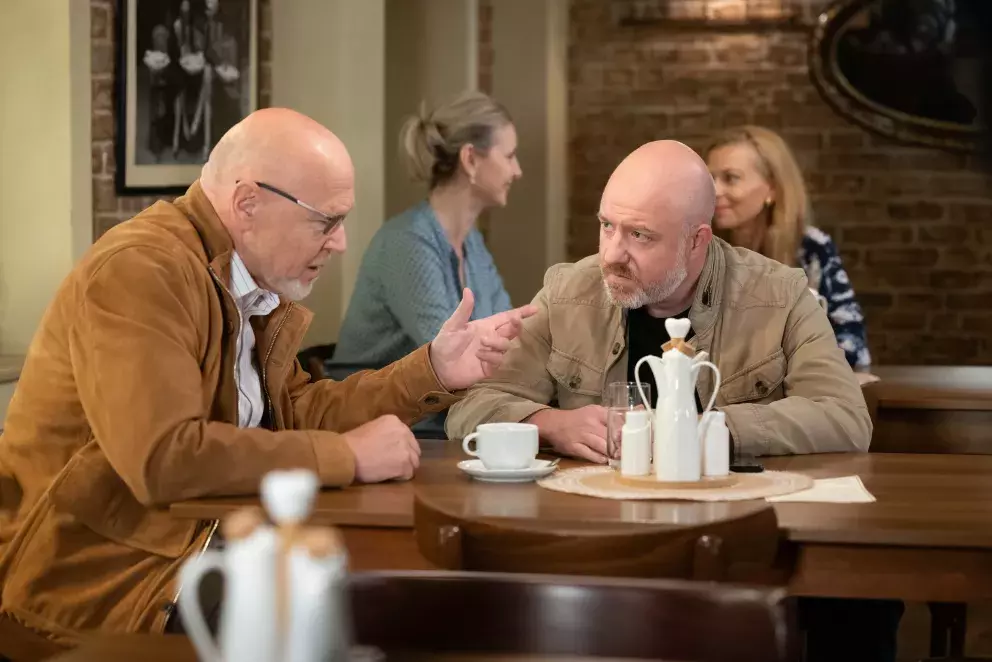 <p>Nekonečný seriál Ulice sleduje dramatické příběhy několika rodin v sousedství</p>
