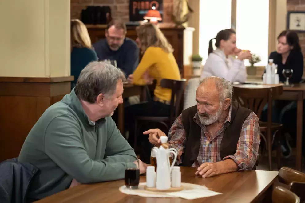 <p>Nekonečný seriál Ulice sleduje dramatické příběhy několika rodin v sousedství</p>
