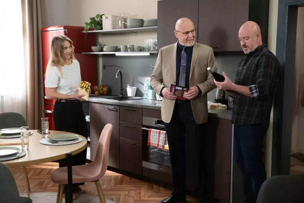 <p>Nekonečný seriál Ulice sleduje dramatické příběhy několika rodin v sousedství</p>
