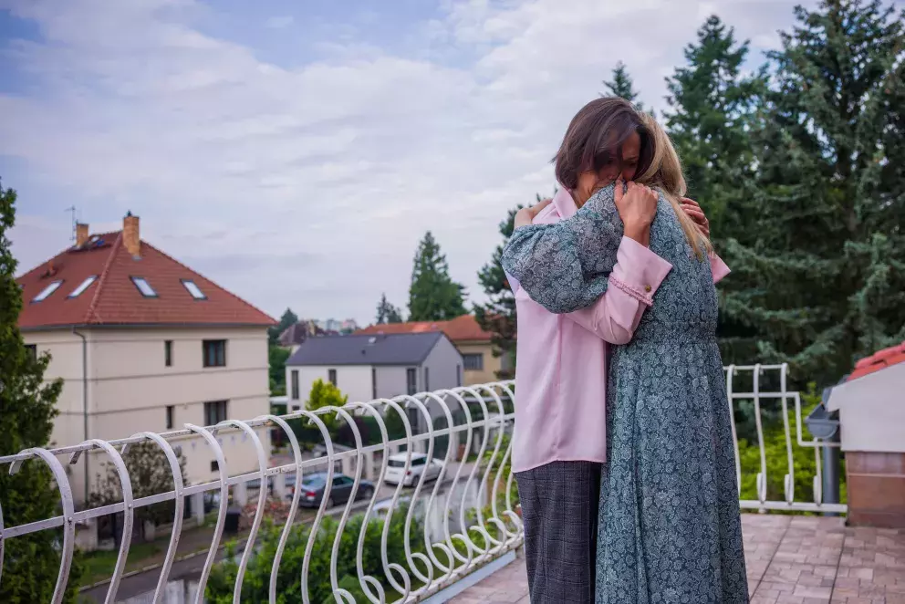 <p>Nekonečný seriál Ulice sleduje dramatické příběhy několika rodin v sousedství</p>
