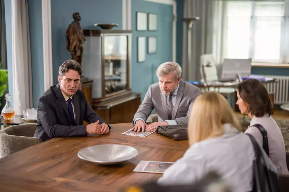 <p>Nekonečný seriál Ulice sleduje dramatické příběhy několika rodin v sousedství</p>
