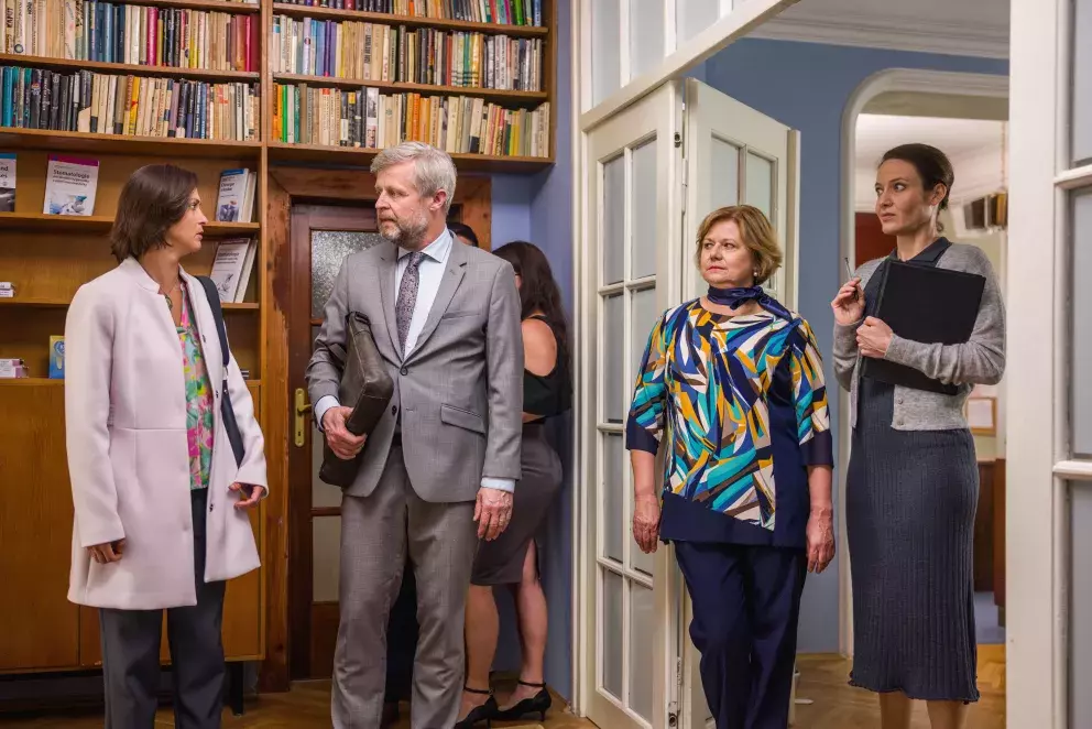 <p>Nekonečný seriál Ulice sleduje dramatické příběhy několika rodin v sousedství</p>
