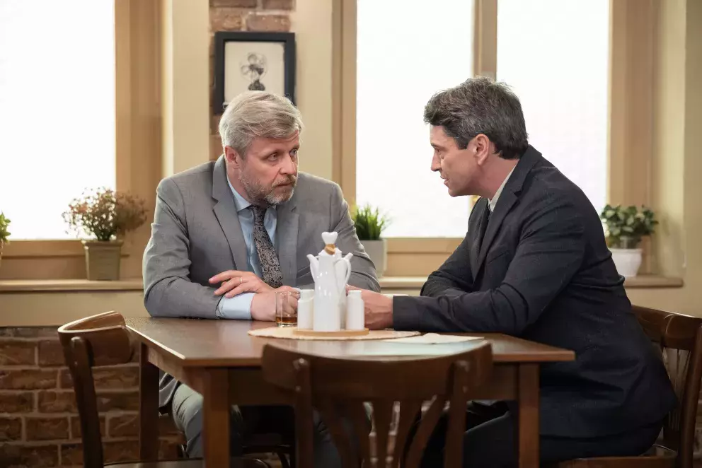 <p>Nekonečný seriál Ulice sleduje dramatické příběhy několika rodin v sousedství</p>
