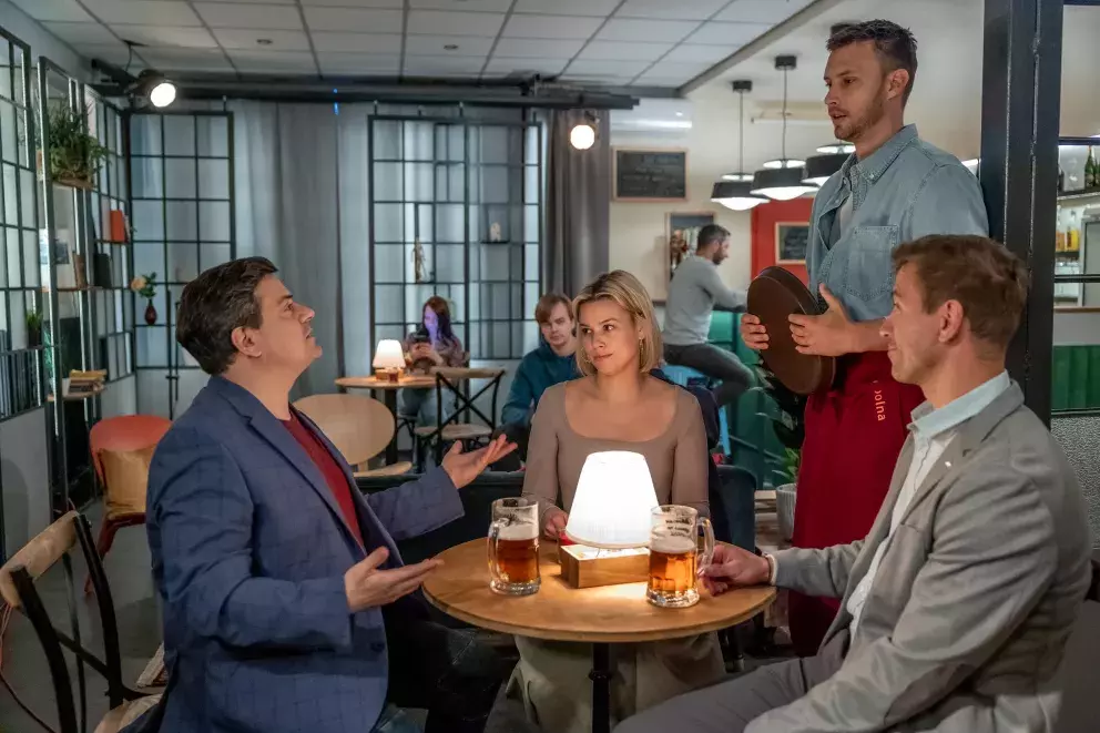 <p>Nekonečný seriál Ulice sleduje dramatické příběhy několika rodin v sousedství</p>
