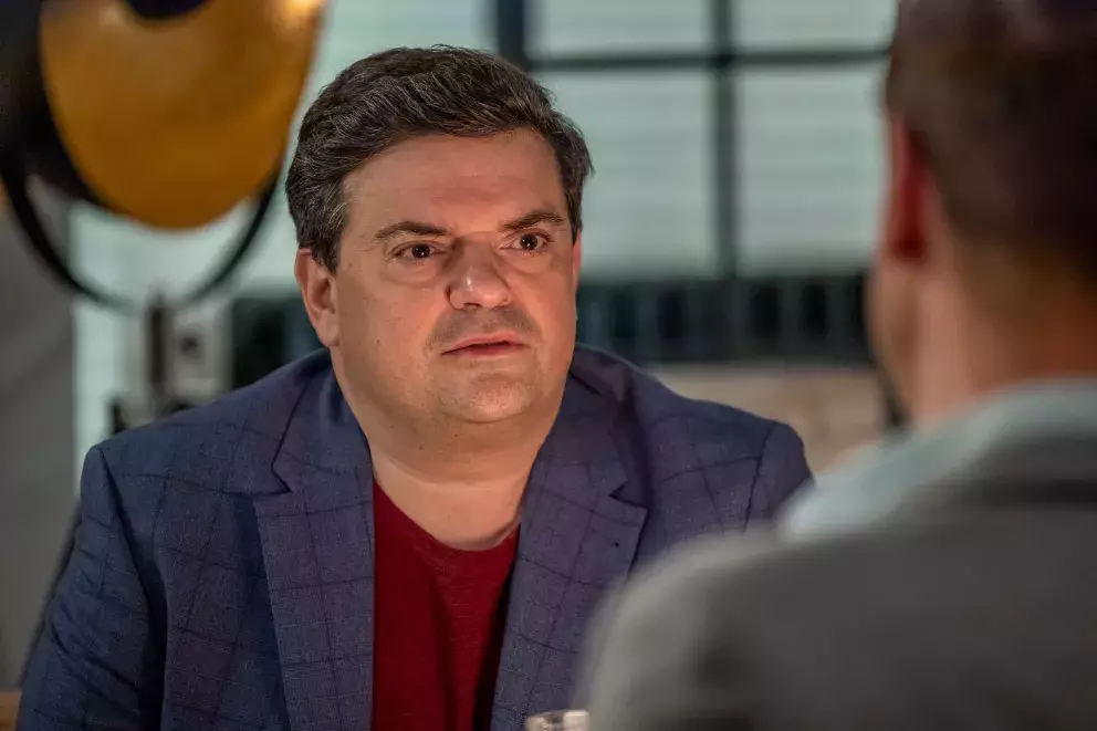 <p>Nekonečný seriál Ulice sleduje dramatické příběhy několika rodin v sousedství</p>
