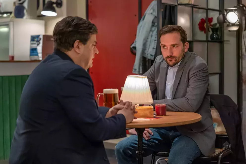 <p>Nekonečný seriál Ulice sleduje dramatické příběhy několika rodin v sousedství</p>
