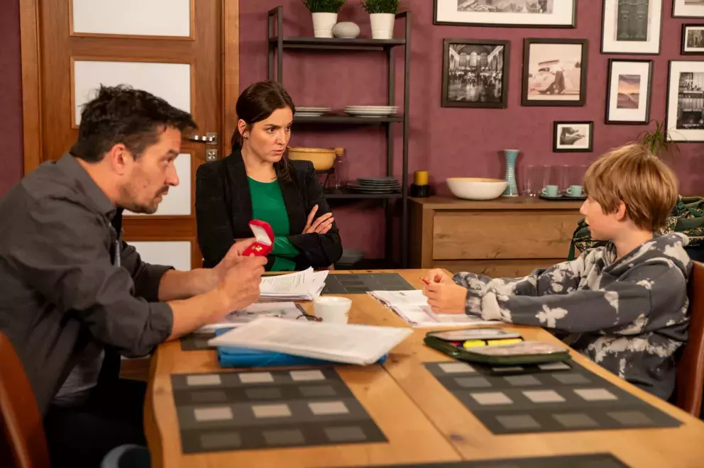 <p>Nekonečný seriál Ulice sleduje dramatické osudy několika rodin žijících v sousedství</p>
