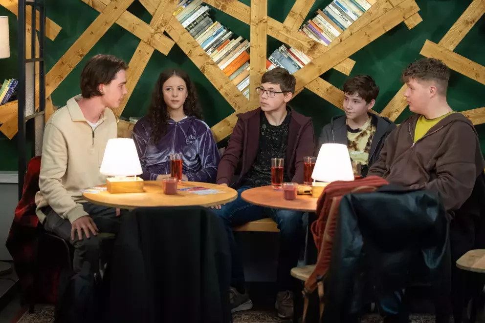 <p>Nekonečný seriál Ulice sleduje dramatické osudy několika rodin žijících v sousedství</p>
