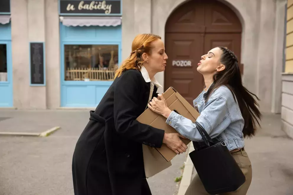 <p>Nekonečný seriál Ulice sleduje dramatické osudy několika rodin žijících v sousedství</p>
