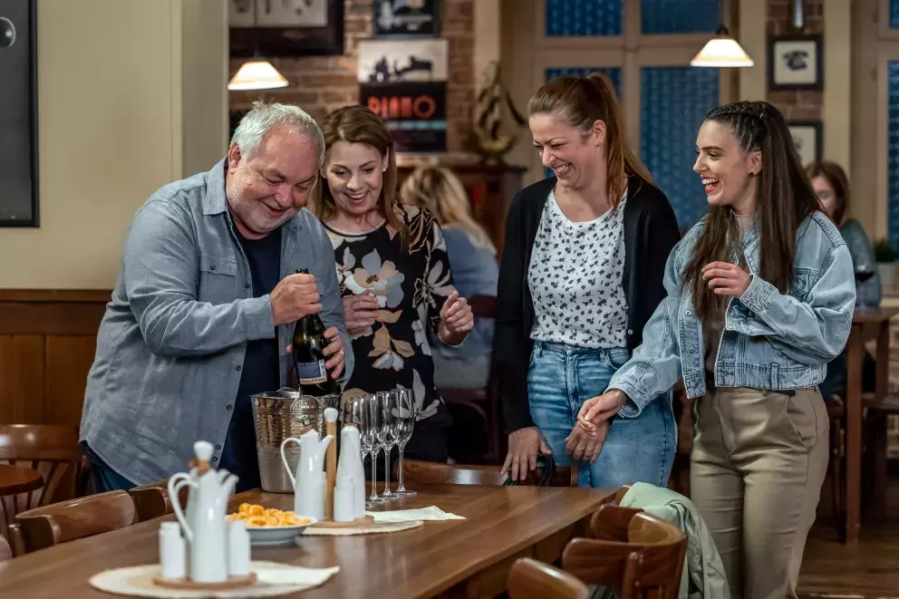 <p>Nekonečný seriál Ulice sleduje dramatické osudy několika rodin žijících v sousedství</p>
