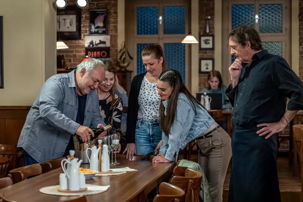 <p>Nekonečný seriál Ulice sleduje dramatické osudy několika rodin žijících v sousedství</p>
