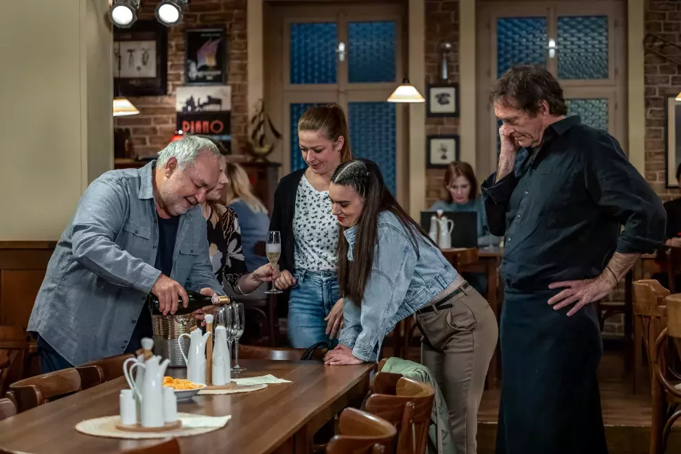 <p>Nekonečný seriál Ulice sleduje dramatické osudy několika rodin žijících v sousedství</p>
