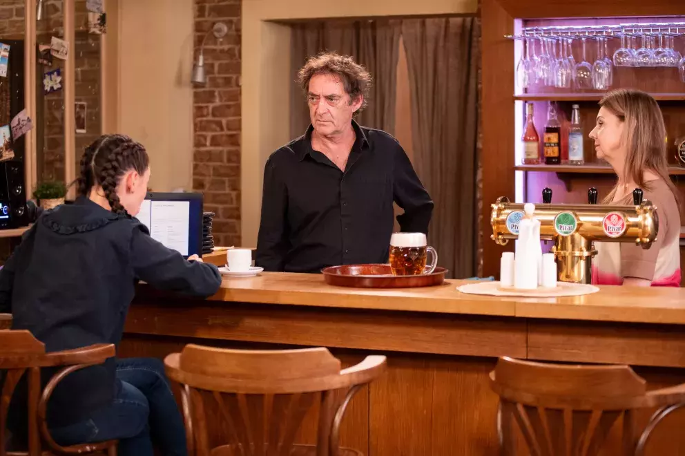 <p>Nekonečný seriál Ulice sleduje dramatické osudy několika rodin žijících v sousedství</p>
