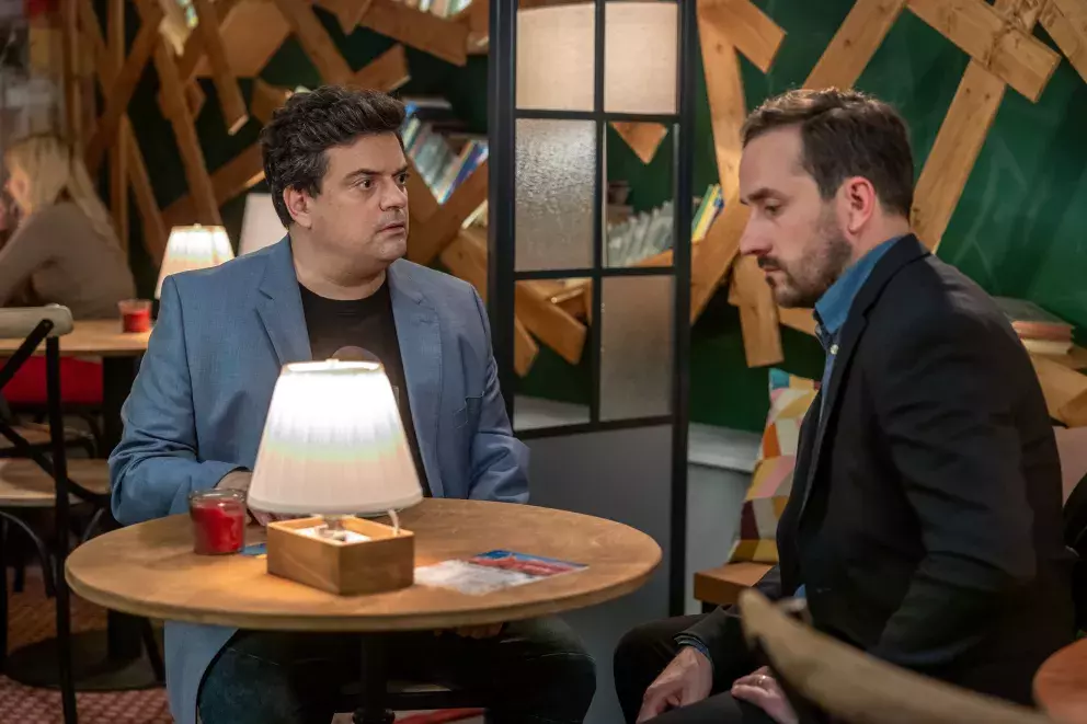 <p>Nekonečný seriál Ulice sleduje dramatické osudy několika rodin žijících v sousedství</p>
