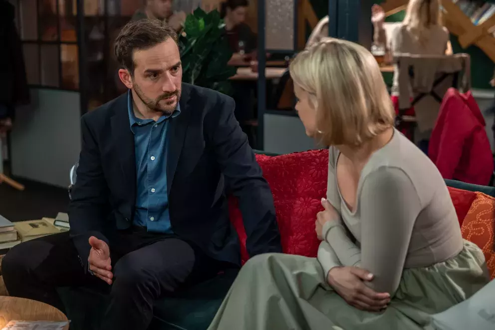 <p>Nekonečný seriál Ulice sleduje dramatické osudy několika rodin žijících v sousedství</p>
