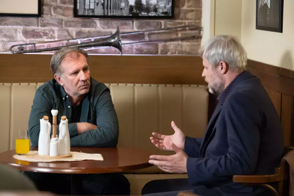 <p>Nekonečný seriál Ulice sleduje dramatické osudy několika rodin žijících v sousedství</p>
