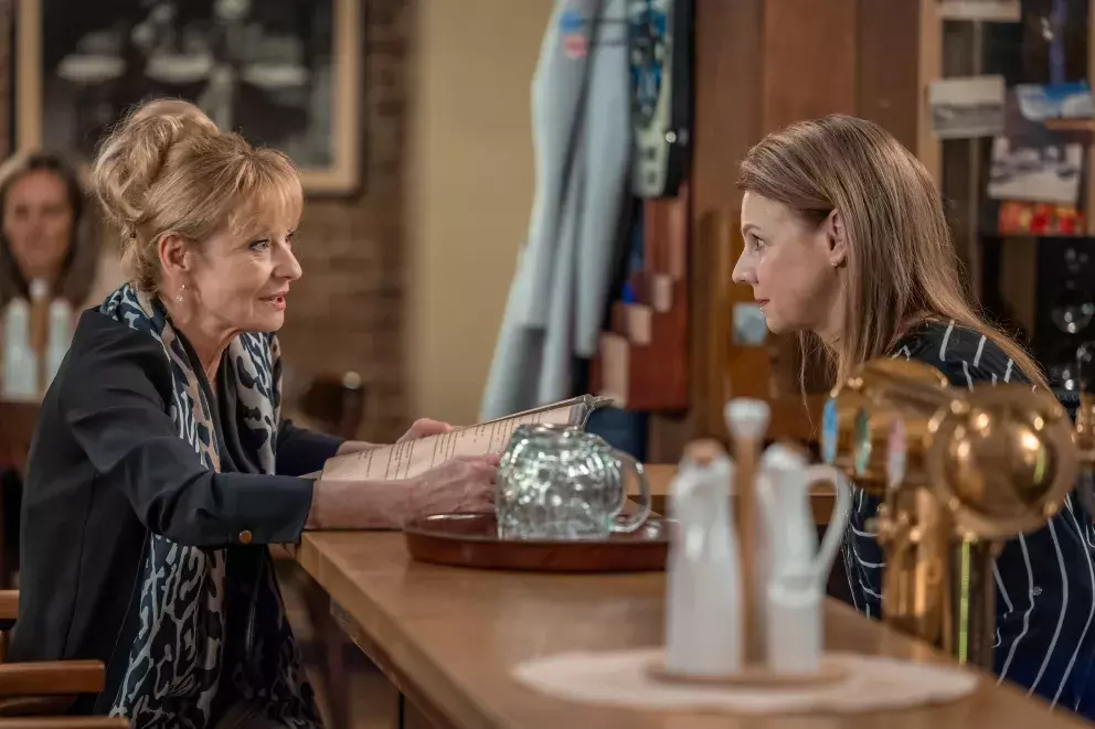 <p>Nekonečný seriál Ulice sleduje dramatické osudy několika rodin žijících v sousedství</p>
