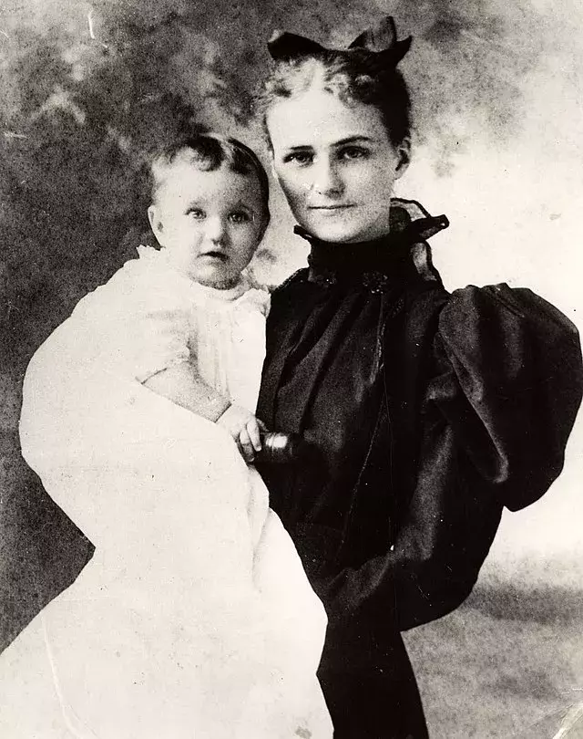 <p>Wallis Simpson jako miminko s maminkou</p>
