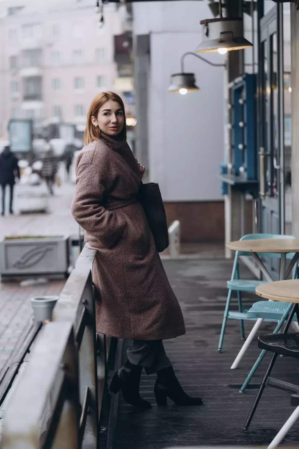 Kabát s páskem vám vykouzlí vosí pas i pokud máte pár kilogramů navíc. 