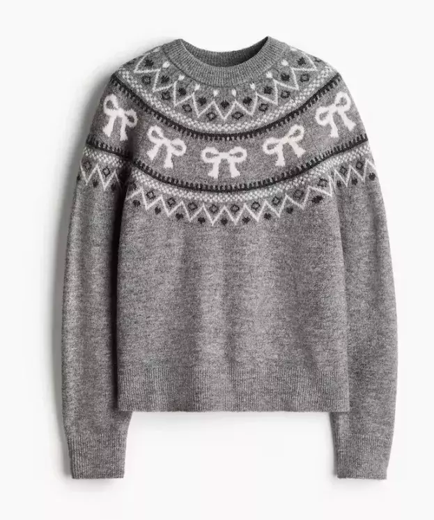 Šedý svetr z žakárového úpletu, H&M, 669 Kč