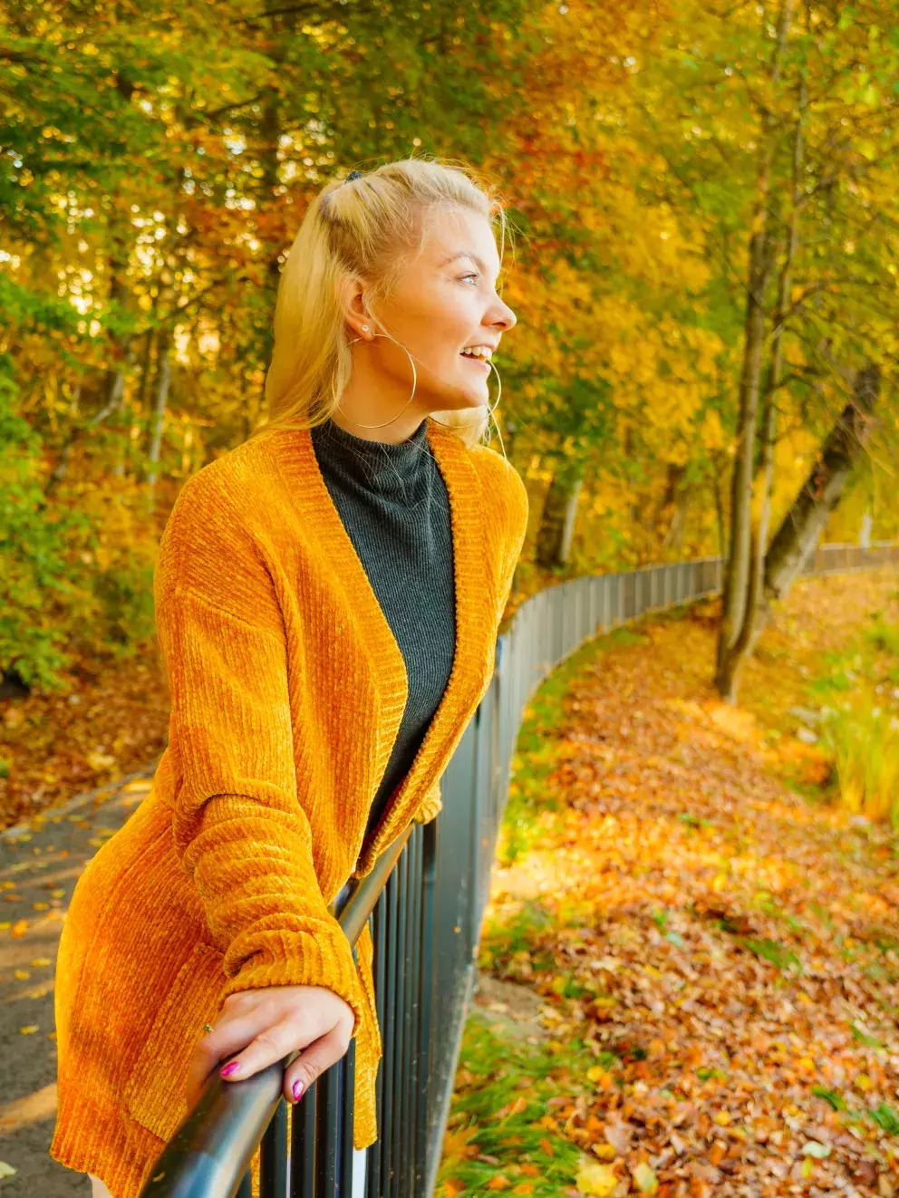 Hořčicová barva je letos in a kardigan v této barvě vás doslova rozsvítí. Pozor však, jaký jste typ pleti.