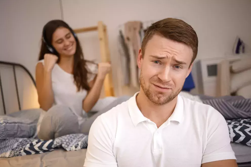 <p>Pan Richard řeší nepříjemnou věc. Jeho žena utrácí spoustu peněz. Nakupuje víc, než je zdrávo.</p>
