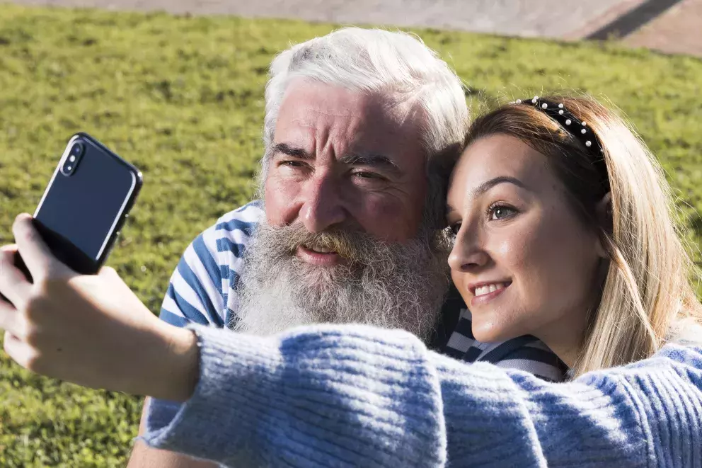<p>Jeho dcera je šťastná a spokojená, ale pan Adam vidí až za roh. Ví dobře, že třicet let věkového rozdílu se na vztahu rozhodně musí podepsat. </p>
