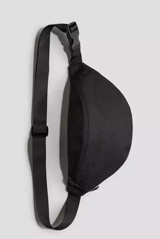 Ledvinka s tištěným motivem, H&M, 429 Kč