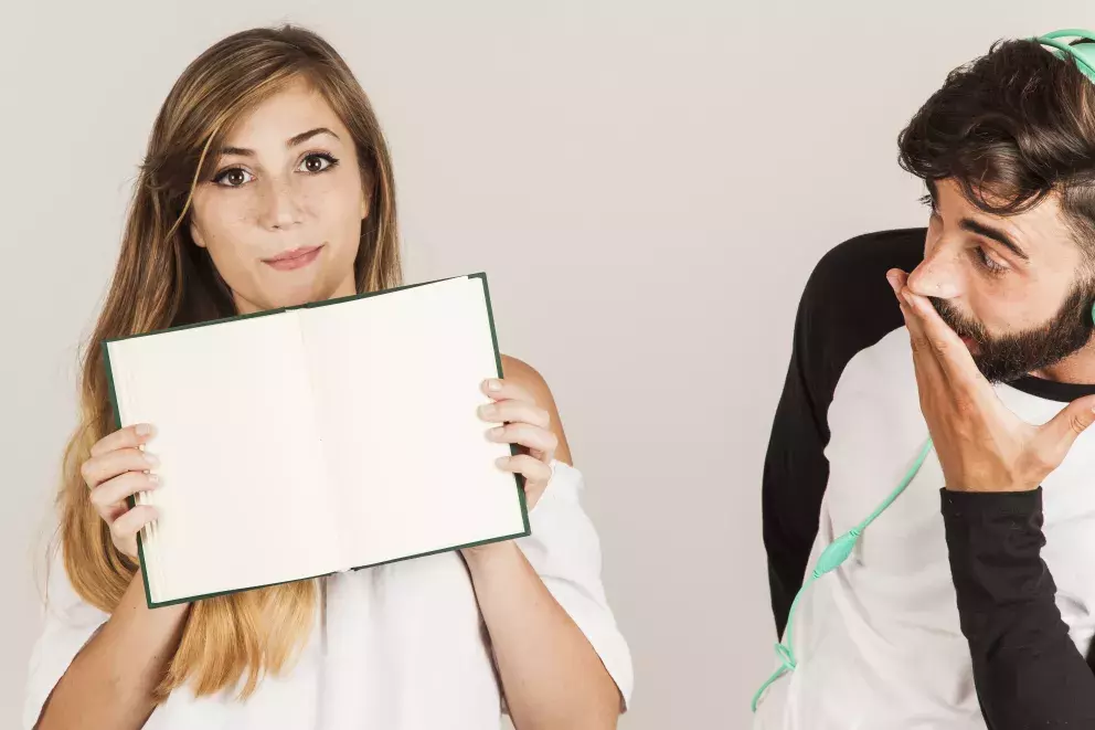 <p>Manžel se jí stále posmíval, nevěřil, že si najde normální práci, neustále ji shazoval. Paní Elena se nedala a našla práci asistentky, později povýšila na vedoucí v týmu. To vše manželovi unikalo, pro něj byla jen hloupá.</p>
