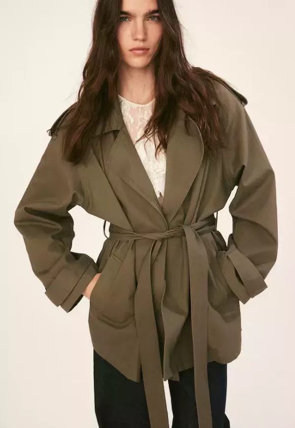 Krátký trenčkot, H&M, 1 199 Kč