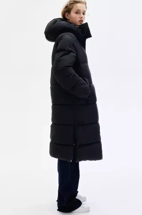 Vodoodpudivý vatovaný kabát, H&M, 1 699 Kč