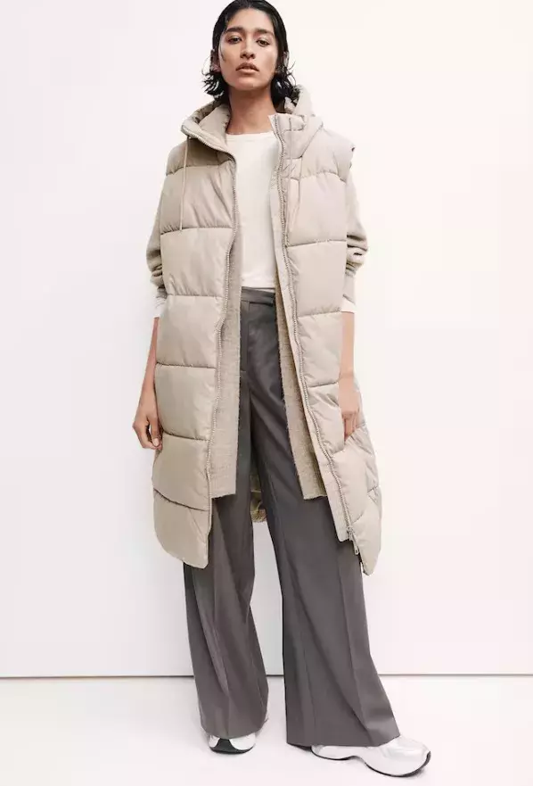 Vatovaná vesta s kapucí, H&M, 959 Kč