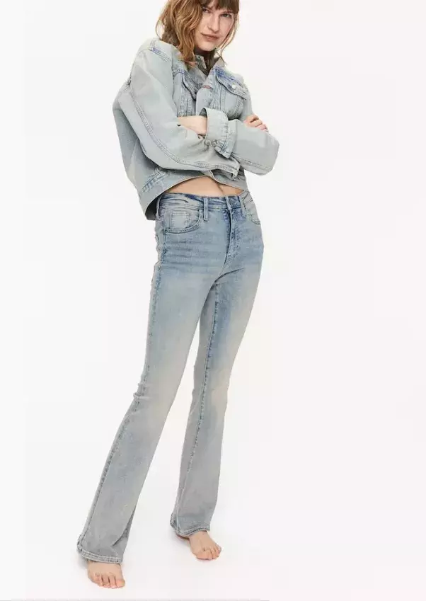 Zvonové džíny s vysokým pasem, H&M, 719 Kč