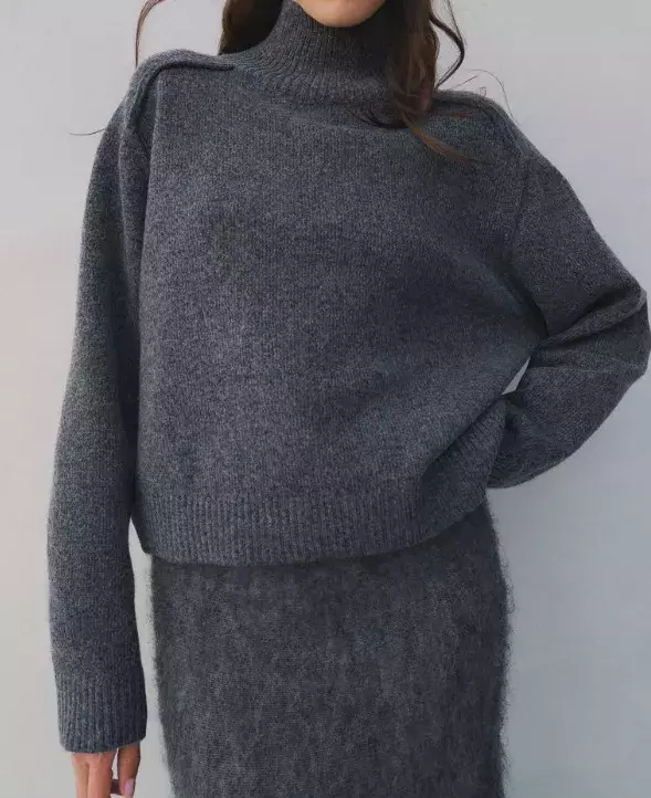 Svetr s vysokým límcem, H&M, 719 Kč