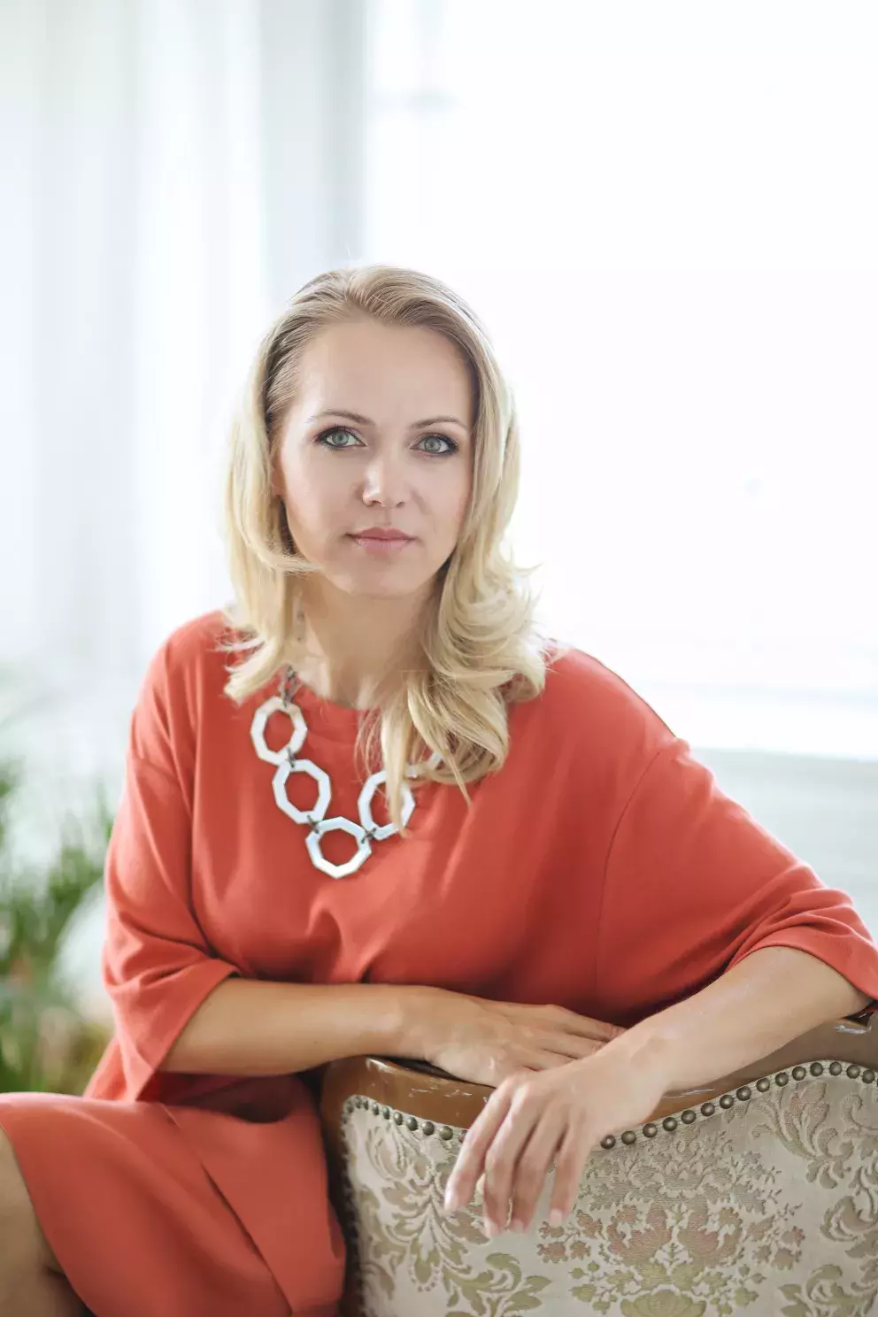 Jednoduché šaty ozvláštněte výraznými šperky. 