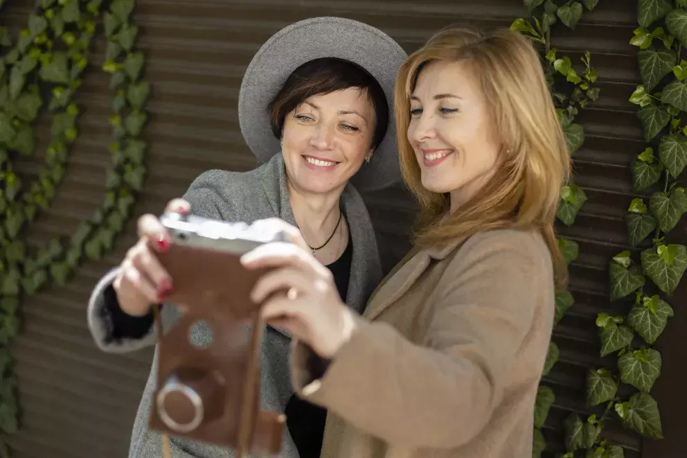 <p>Dříve spolu kamarádky trávily čas v kavárnách, na obědech, doma, na oslavách a povídaly si. Nyní, když si kamarádka paní Sylvy udělá čas, je to vždycky někde v klubu, kde se oblékne neadekvátně své postavě a věku.</p>
