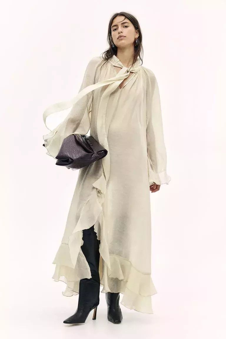 Volánkové šaty s kravatou, H&M, 1 899 Kč