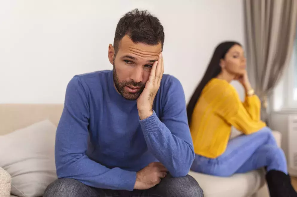 <p>Jak vše vyřešit? Co dělat? Pan Richard svou ženu miluje a rozvod nechce. Jen musí přijít na to, jak svou ženu v nakupování krotit.</p>
