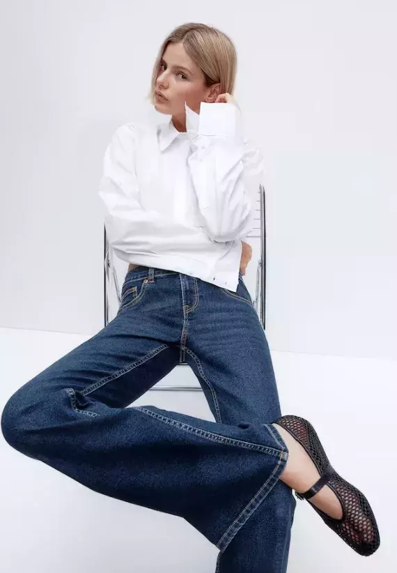 Temně modré džíny do zvonu, H&M, 479 Kč