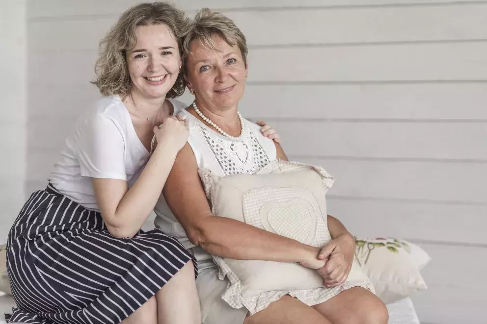 <p>Slečna Nela nechce o mámu pečovat. Nechce se vzdát svého života a být s maminkou neustále, přebalovat jí, krmit. Pamatuje si, jak se změnil vztah jejich rodičů, když máma pečovala o tátu. To ona nechce. Jenže jak to mamince říct?</p>
