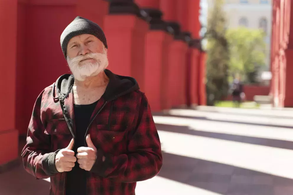 <p>Má pocit, že si s ním nemá co říct, že to vedle ní není její manžel. Kam se poděl? Obléká se divně, barví si vlasy, používá výrazy, které ona sama nezná.</p>
