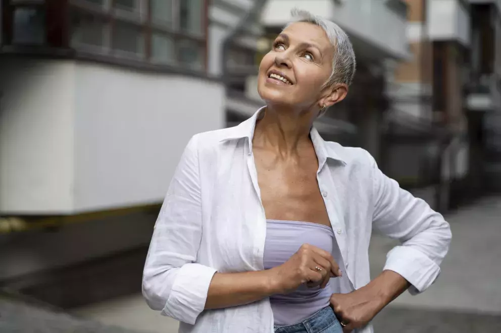 <p>Jednou z nejčastějších chyb, které starší ženy dělají při líčení rtů, je výběr nevhodné textury rtěnky. Matné rtěnky, i když jsou momentálně velmi trendy, mohou na starších rtech působit suše a zvýrazňovat vrásky.</p>
