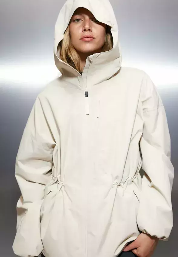 Bílá bunda do deště z materiálu StormMove™, H&M, 2 199 Kč