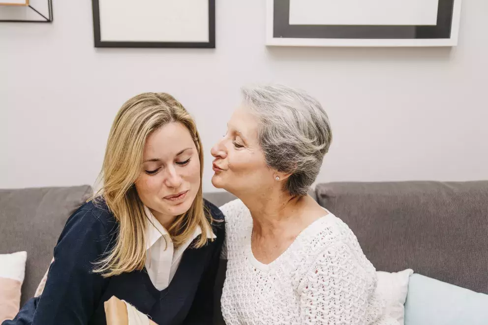 <p>Najednou ztratila někoho velmi blízkého, někoho, s kým byla den co den. Pro její děti to byl také šok, přišly o svého otce. Mamince se snažily pomoci, jak to jen šlo. Ale ta si na neustálou péči a kontakt zvykla.</p>
