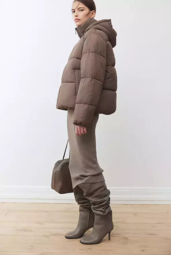 Vatovaná bunda s kapucí, H&M, 1 069 Kč