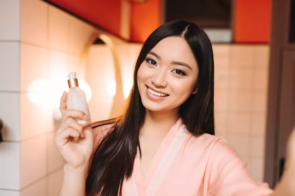 <p>Přírodní složky korejské kosmetiky jsou doplněny o moderní technologie, jako je <strong>mikrokapsulace</strong>, která umožňuje kontrolované uvolňování aktivních látek do hlubších vrstev pokožky, čímž zvyšuje účinnost produktů.</p>
